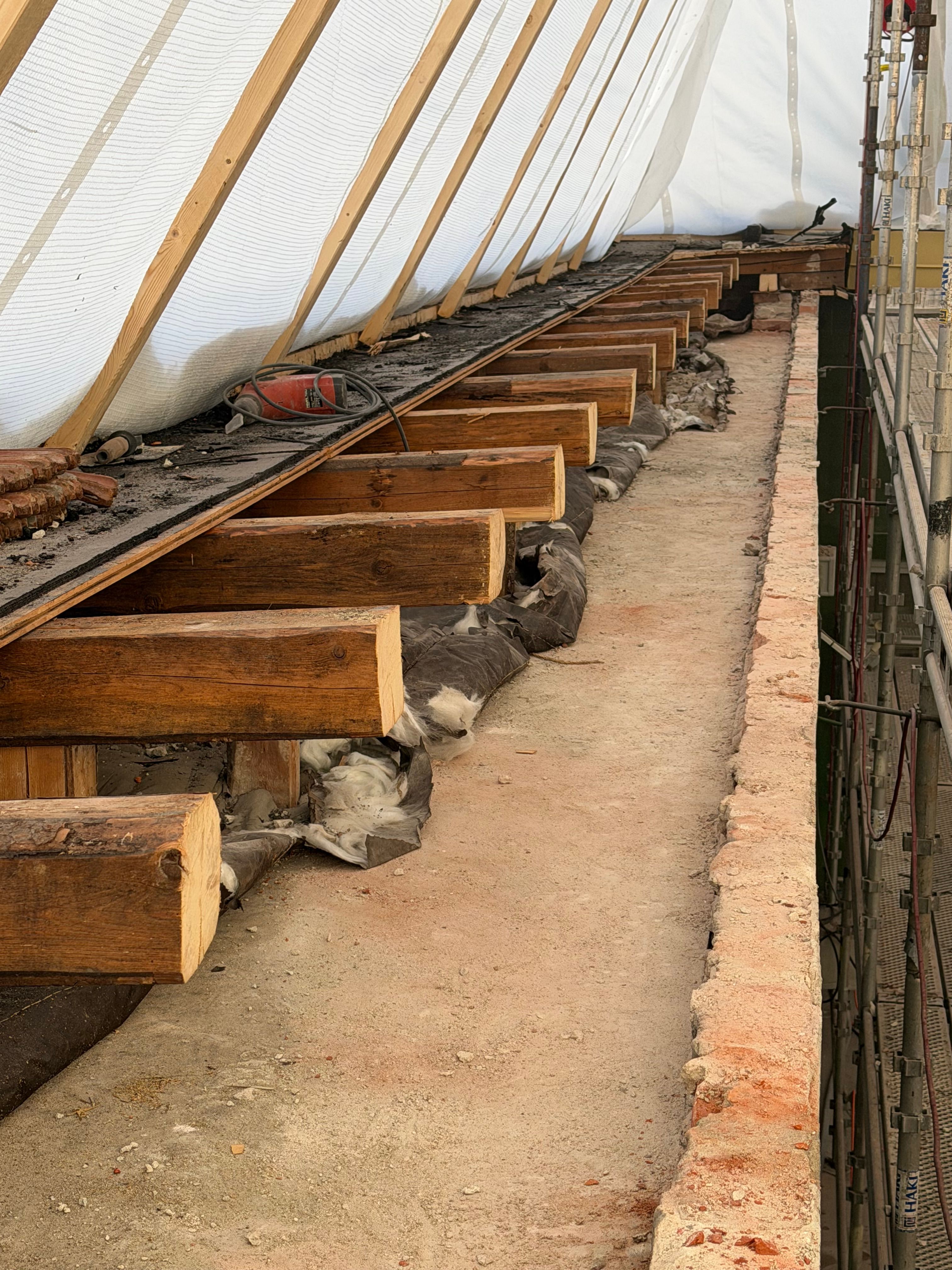 VIPO, ringmur i betong