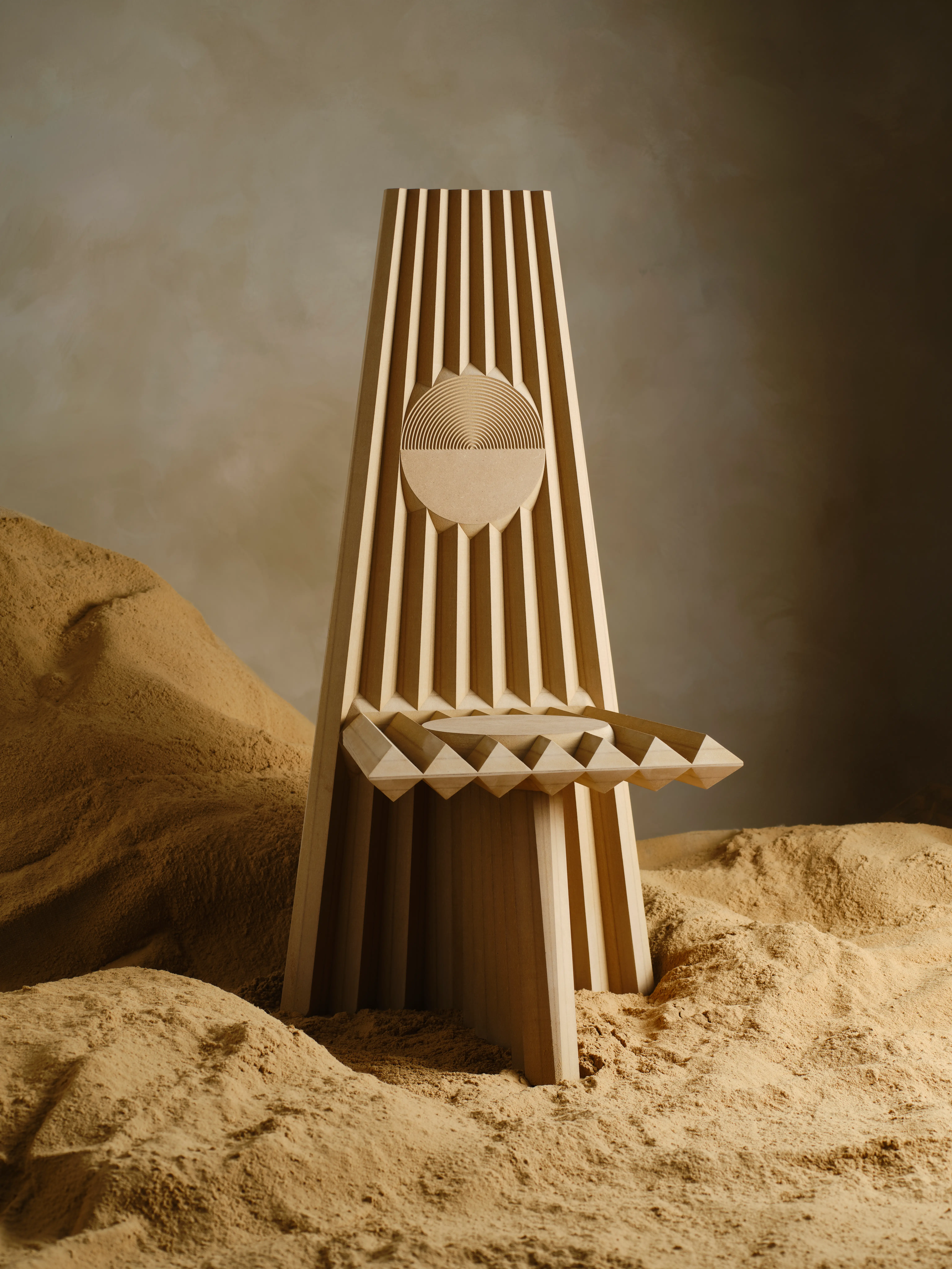 Deus ex machina (queen chair)