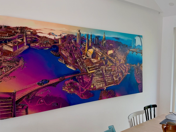 Beställd målning på duk av Södermalm i rosa, lila och blått, med Högalidskyrkan, broar och Stockholms vattenfront. Custom canvas painting of Södermalm in pink, purple and blue, with Högalid Church, bridges and the Stockholm waterfront.