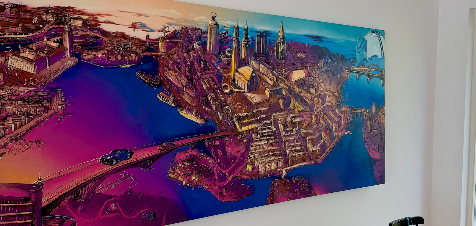 Beställd målning på duk av Södermalm i rosa, lila och blått, med Högalidskyrkan, broar och Stockholms vattenfront. Custom canvas painting of Södermalm in pink, purple and blue, with Högalid Church, bridges and the Stockholm waterfront.