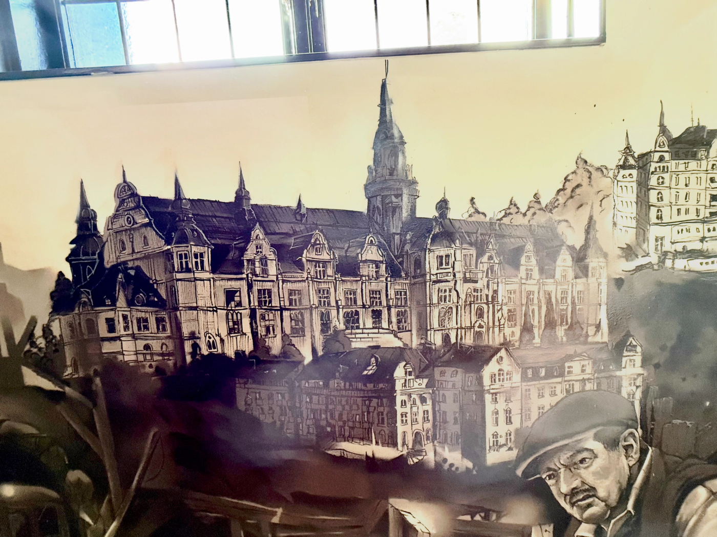 Nordiska museet på Djurgården målat i sepia med en äldre man i keps, del av en trapphusmålning. Nordiska museet on Djurgården painted in sepia with an old man in a flat cap, part of a stairwell mural.