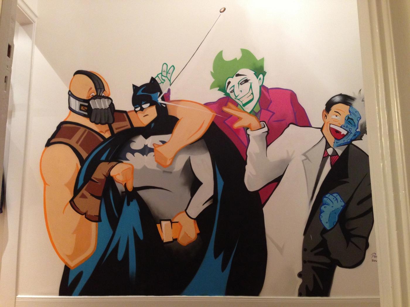 Hela Batmanmålningen, gjord med sprayfärg och akrylmarkers i ett hem i Enskede. Full view of the Batman villains mural painted with spray paint and acrylic markers in a home in Enskede.