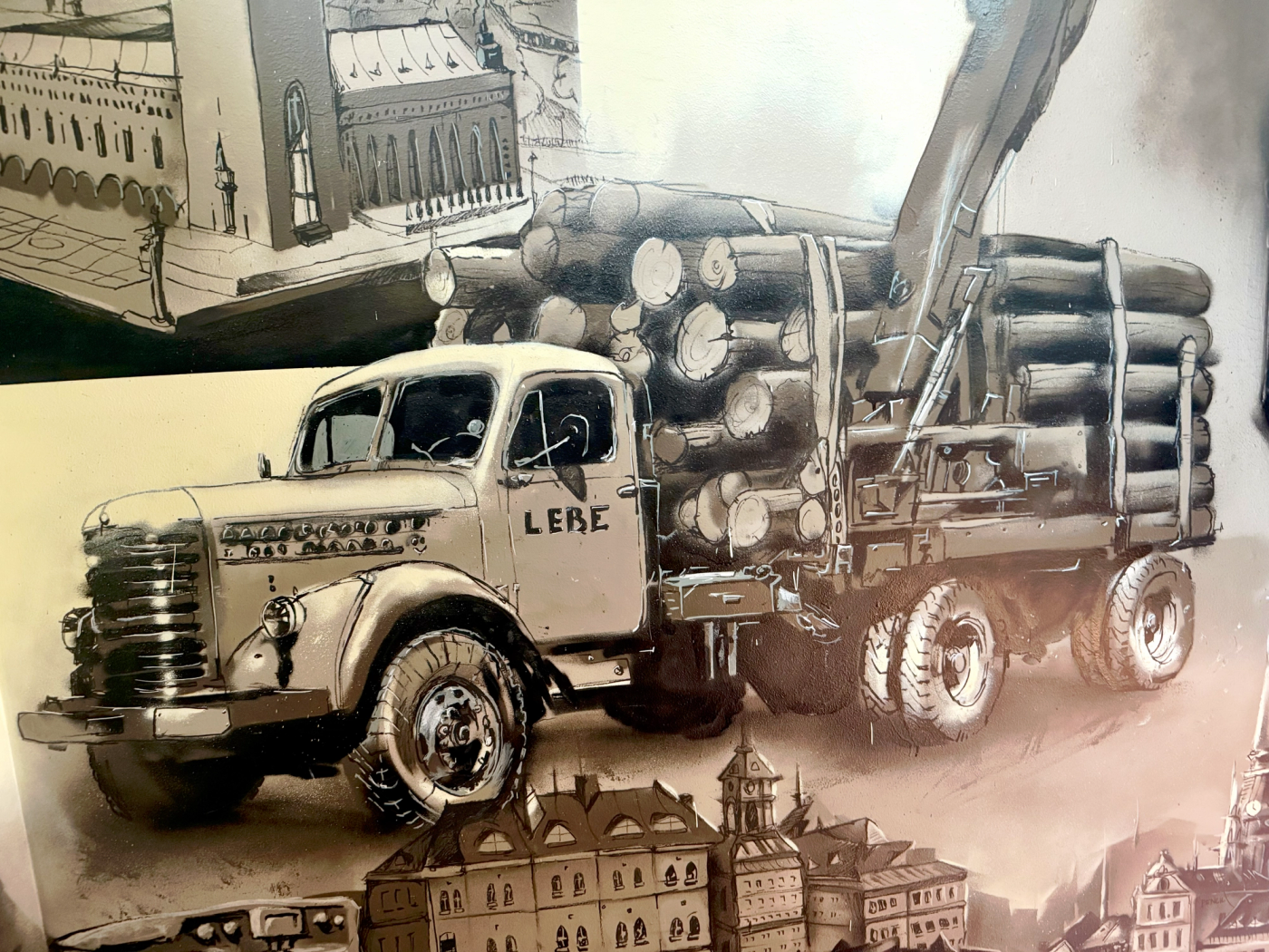 Gammal timmerbil lastad med stockar och märkt Lebe, del av en sepiamålning i ett trapphus i Tyresö. Vintage timber truck loaded with logs and marked Lebe, part of a sepia stairwell mural in Tyresö.