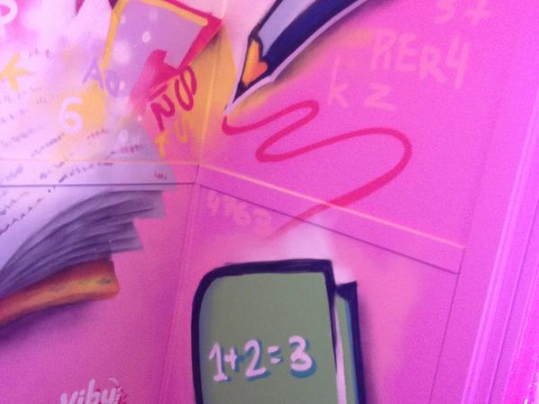 Rosa skolvägg på Vibyskolan i Sollentuna med en jättepenna, siffror och en bok med 1+2=3, målad efter elevernas idéer. Pink school wall at Vibyskolan in Sollentuna with a giant pencil, numbers and a book showing 1+2=3, painted from students' designs.
