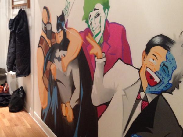 Serietecknad hallmålning i Enskede där Bane, Jokern och Two-Face gaddar ihop sig mot Batman. Comic style hallway mural in Enskede with Bane, the Joker and Two-Face ganging up on Batman.