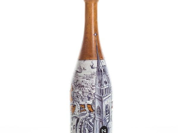 Handmålad träflaska med en svartvit teckning av ett kyrktorn i Stockholm, gjord för utställningen Wallery. Hand-painted wooden bottle with a black and white drawing of a Stockholm church tower, made for the Wallery exhibition.