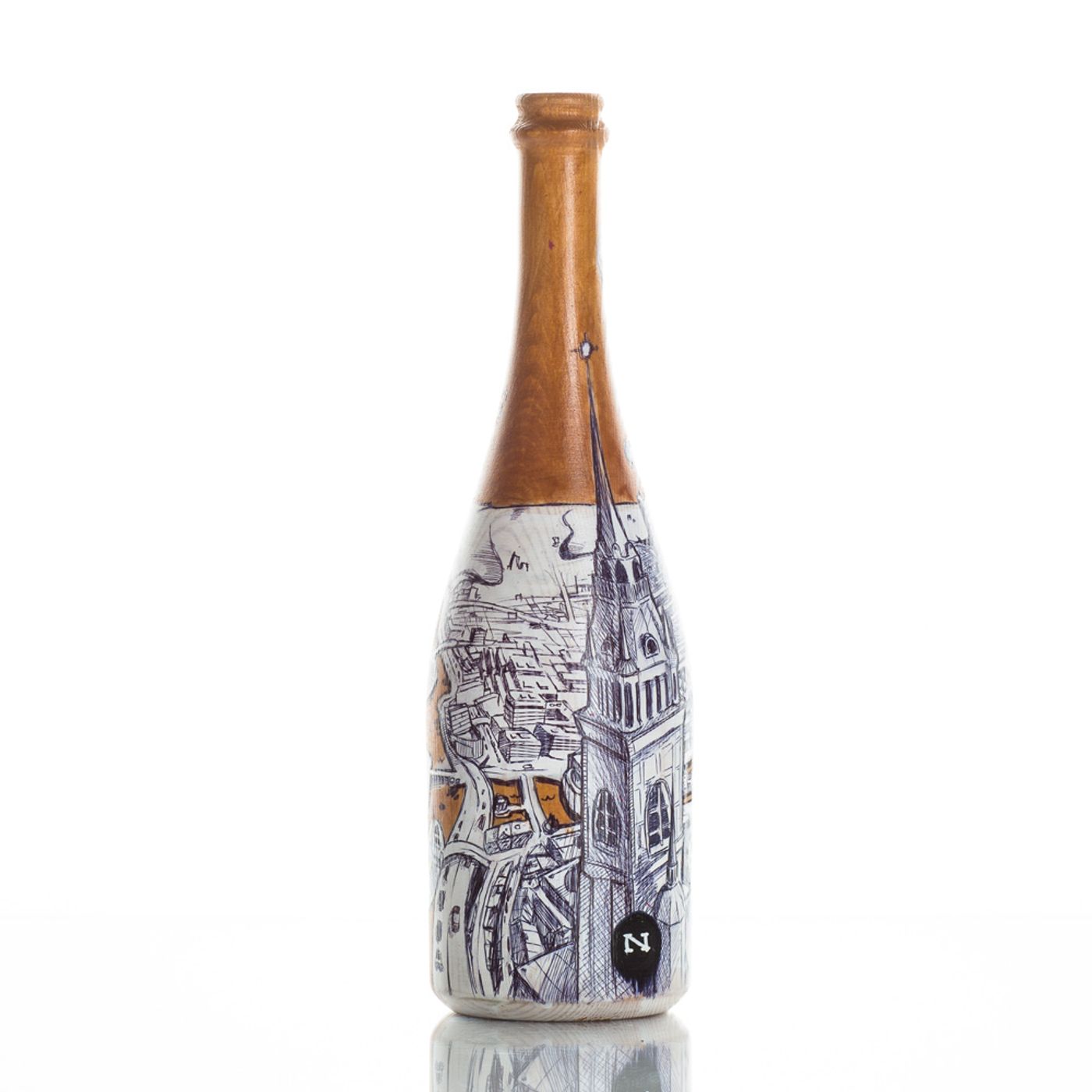 Handmålad träflaska med en svartvit teckning av ett kyrktorn i Stockholm, gjord för utställningen Wallery. Hand-painted wooden bottle with a black and white drawing of a Stockholm church tower, made for the Wallery exhibition.