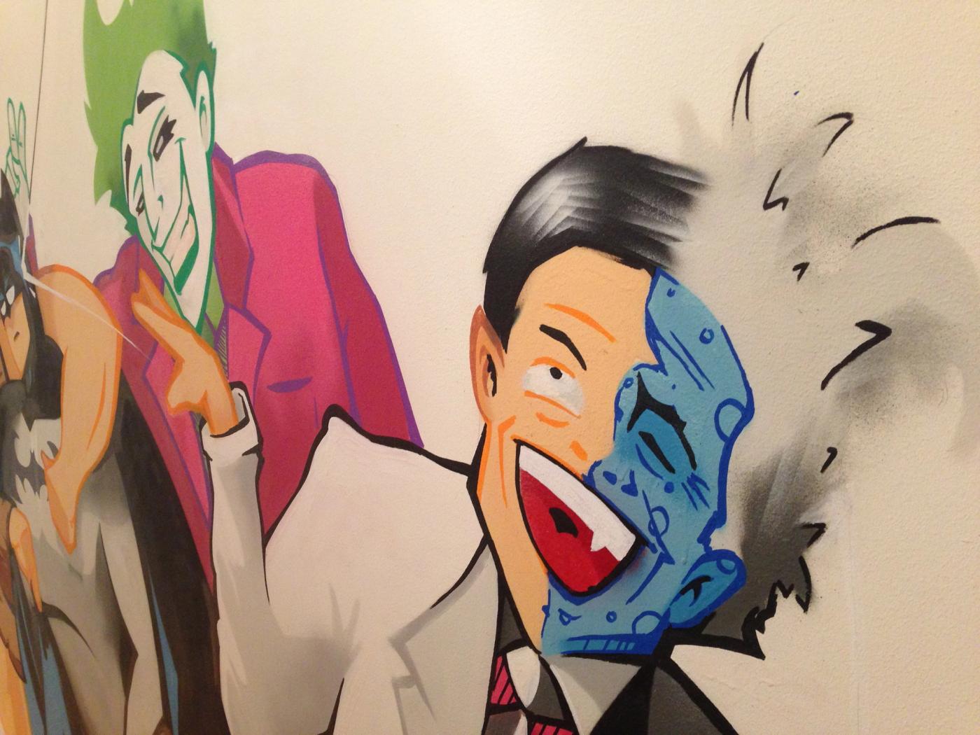 Närbild på Jokern och Two-Face på den handmålade hallmålningen. Close-up of the Joker and Two-Face on the hand-painted hallway mural.