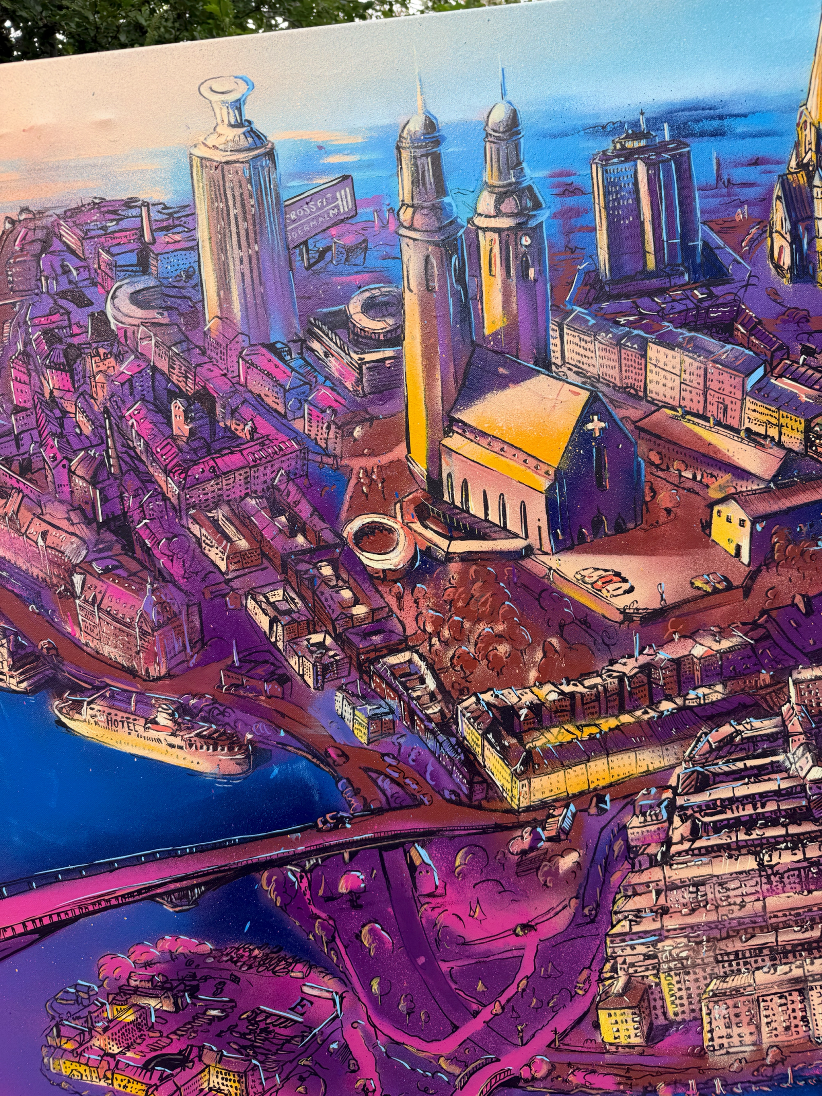 Beställd målning på duk av Södermalm i rosa, lila och blått, med Högalidskyrkan, broar och Stockholms vattenfront. Custom canvas painting of Södermalm in pink, purple and blue, with Högalid Church, bridges and the Stockholm waterfront.