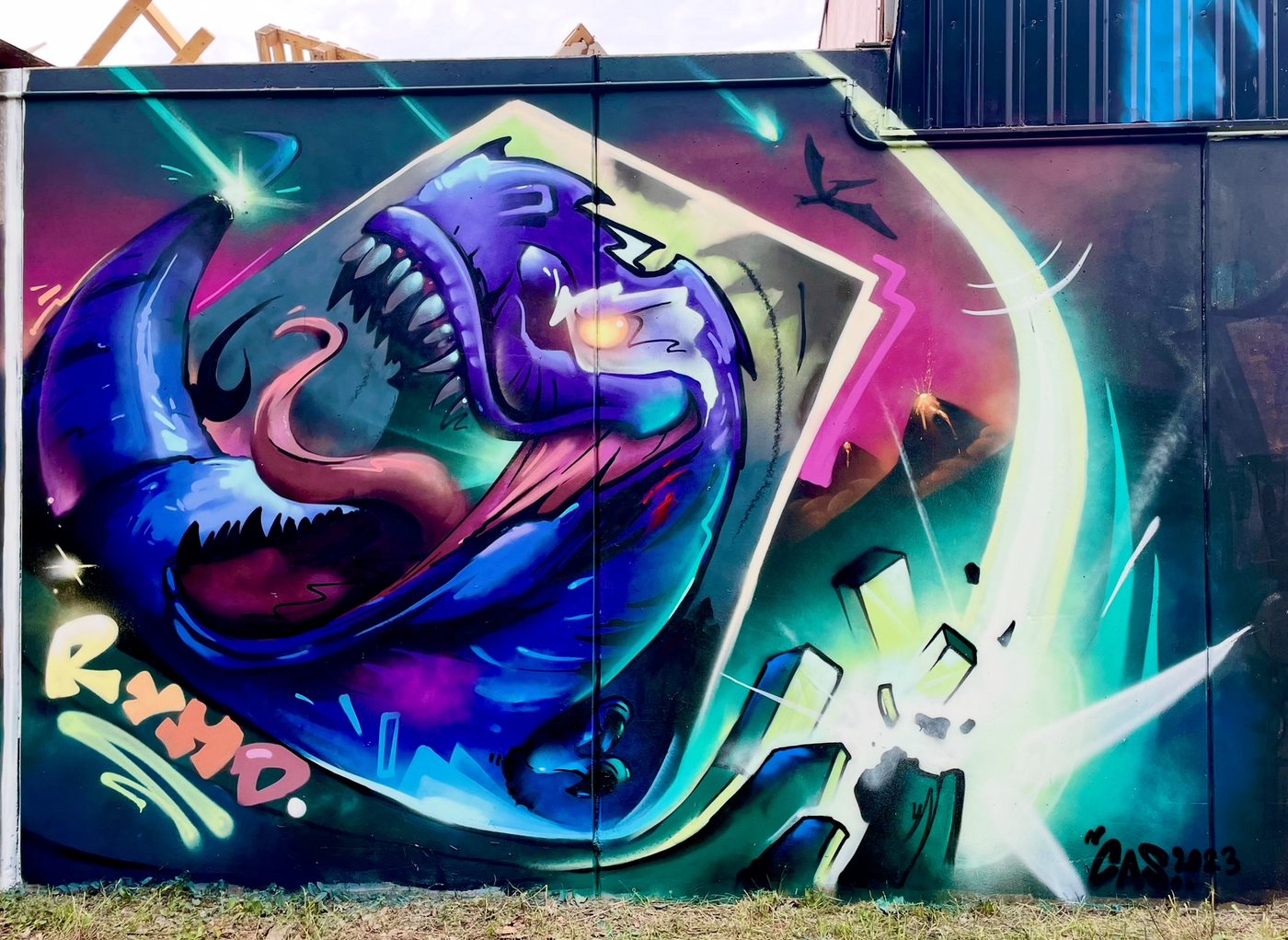 Lila varelsehuvud målat av konstnären Rymds som en del av Raukonium-målningen i Visby. Purple creature head painted by artist Rymds as part of The Raukonium Saga mural in Visby.