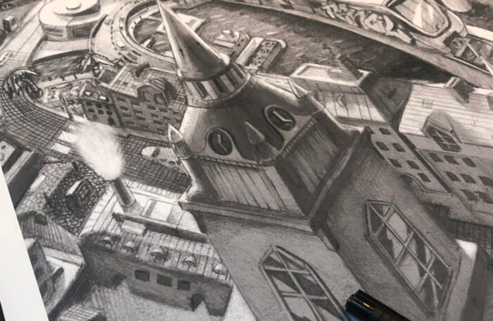 Signerat och numrerat tryck av Old Slussen i blyerts på ett bord bredvid en svart penna, med en kyrkspira, tunnelbanebron och trafikplatsen Slussen sedd ovanifrån. Signed and numbered Old Slussen print in graphite pencil on a table beside a black pen, with a church spire, the subway bridge and the Slussen interchange seen from above.