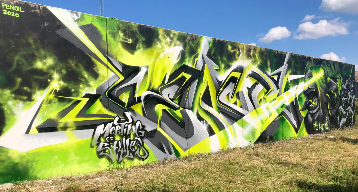 Neongröna och grå 3D-graffitibokstäver med blixtar, den första målade delen av The Raukonium Saga i Visby. Neon green and grey 3D graffiti letters with lightning, the first painted section of The Raukonium Saga in Visby.