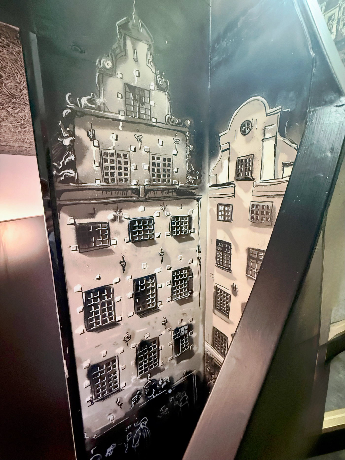 Schantzska huset på Stortorget i Gamla stan, målat i ett trapphushörn hos XL Bygg Lebe i Tyresö. The Schantzska house on Stortorget in Gamla stan, painted into a stairwell corner at XL Bygg Lebe in Tyresö.