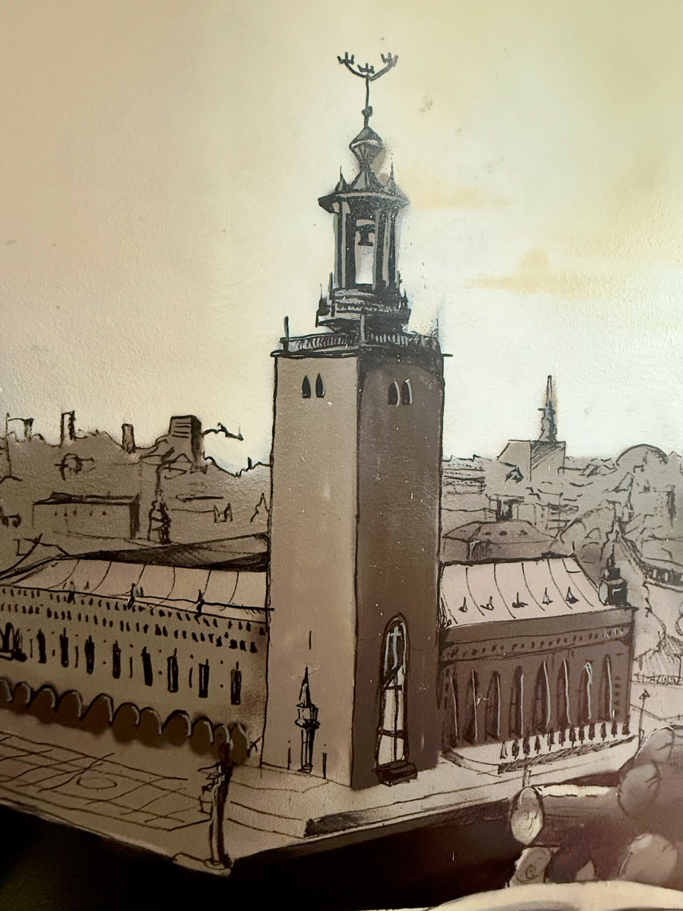 Stockholms stadshus torn med Tre Kronor, handmålat i sepia i ett trapphus i Tyresö. Stockholm City Hall tower with the Three Crowns, hand-painted in sepia in a stairwell in Tyresö.