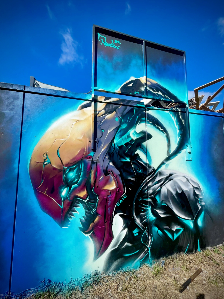 Utomjordiska varelser spraymålade på en offentlig vägg i Visby på Gotland, del av en 100 meter lång berättelse. Alien creatures painted in spray paint on a public wall in Visby, Gotland, part of a 100-meter mural story.