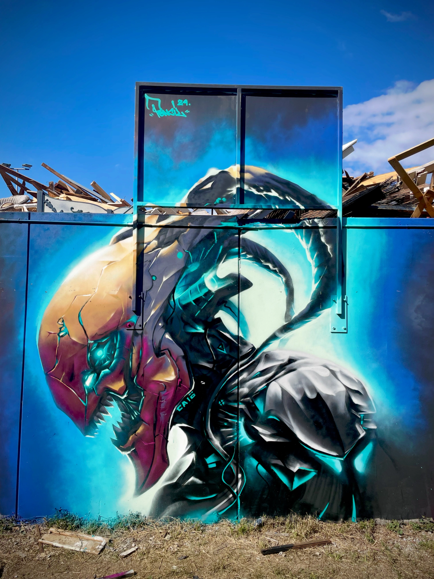 Tre utomjordiska varelser i rött, turkost och svart framför en lysande blå planet, oppositionen i Raukonium-målningen i Visby. Three alien creature heads in red, teal and black against a glowing blue planet, the opposition in The Raukonium Saga mural in Visby.