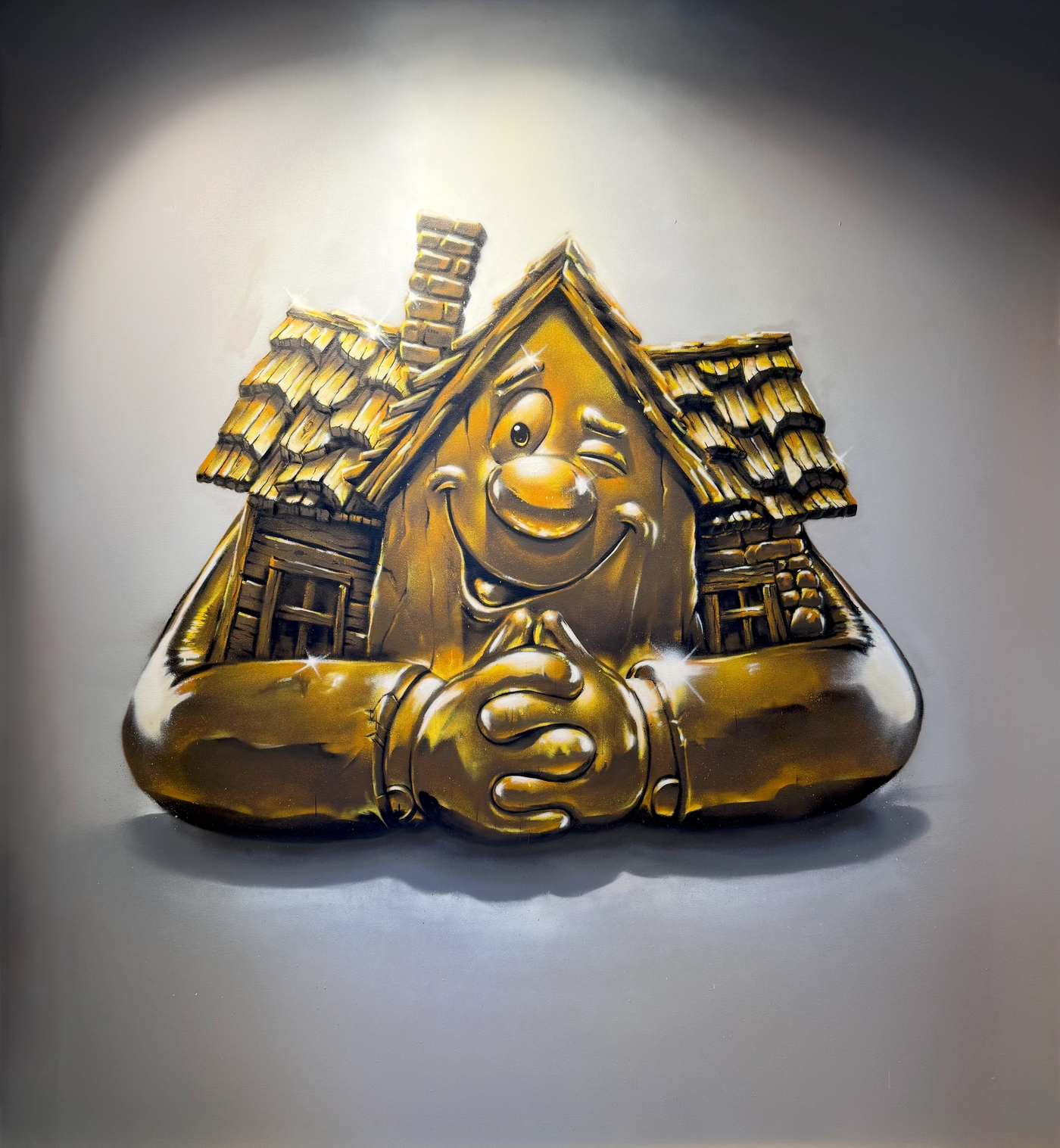 Spotlight på den gyllene Lebe-maskoten, ett leende hus med knäppta händer, handmålad i fotorealistiskt guld hos XL Bygg Lebe i Tyresö. Spotlit golden Lebe mascot, a smiling house with clasped hands, hand-painted in photorealistic gold at XL Bygg Lebe in Tyresö.