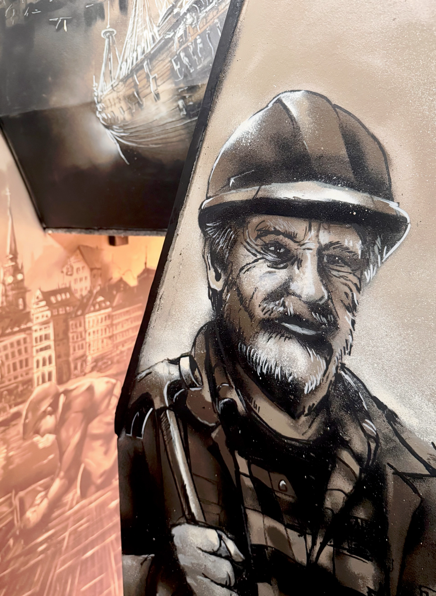 Porträtt av en äldre byggarbetare med hjälm och skägg, en hyllning till dem som byggde Stockholm. Portrait of an old construction worker with a hard hat and beard, a tribute to the builders of Stockholm.