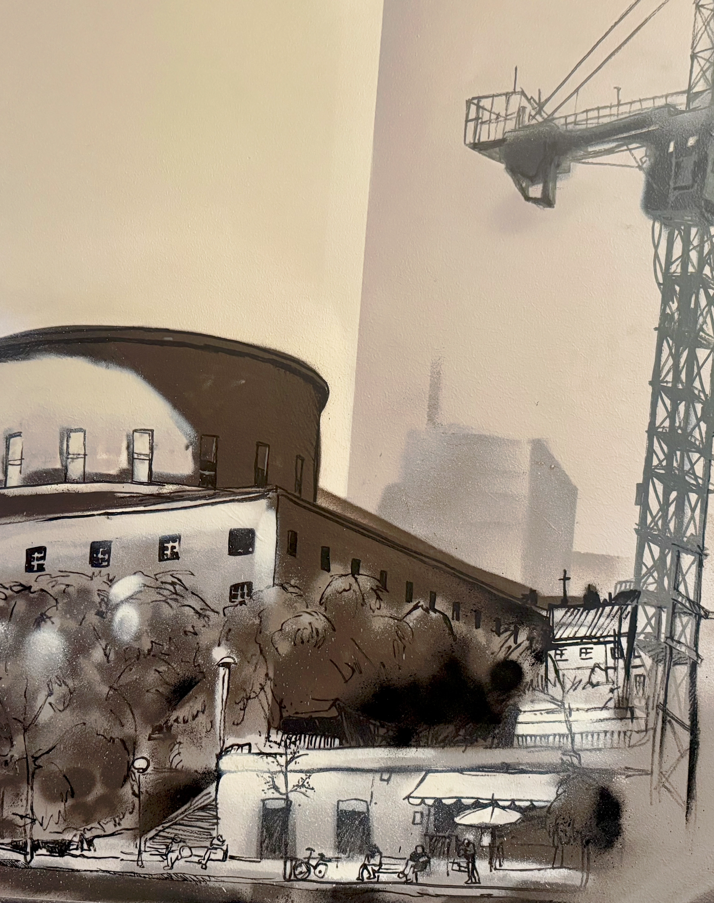 Gunnar Asplunds Stockholms stadsbibliotek med lyftkranar bredvid, handmålat i sepia på en trapphusvägg. Stockholm City Library by Gunnar Asplund with cranes beside it, hand-painted in sepia on a stairwell wall.