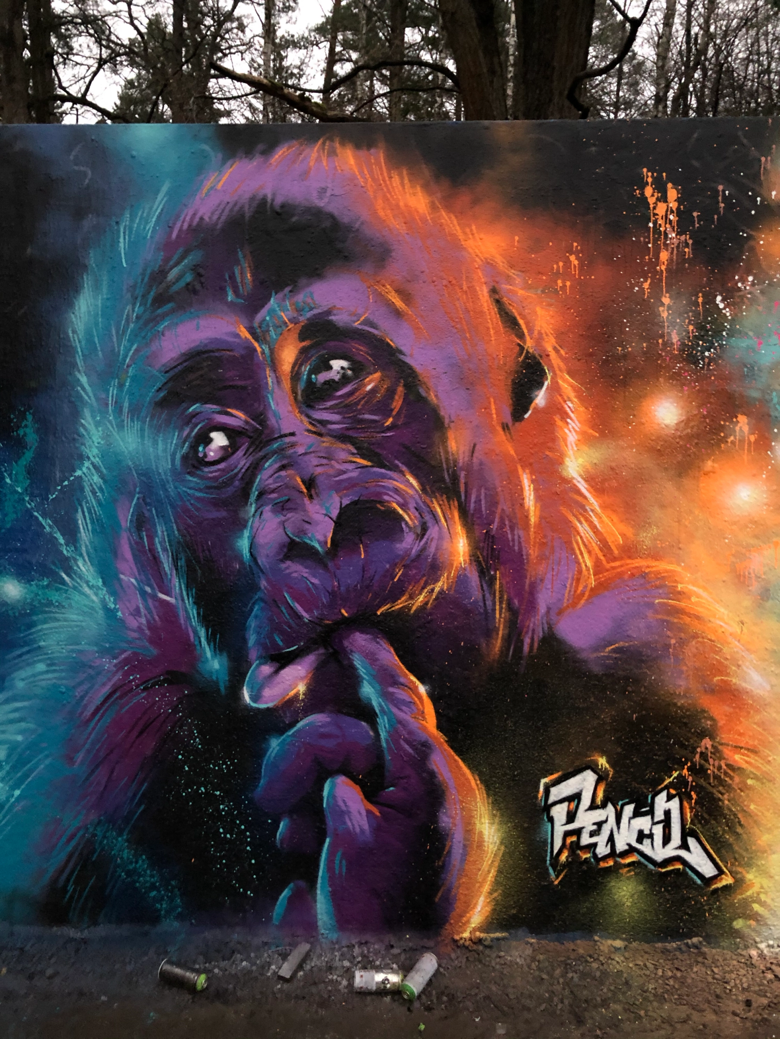 Fotorealistisk spraymålning av en fundersam apa som vilar hakan mot handen mot en lila och orange rymdbakgrund i Snösätra. Photorealistic spray paint mural of a thoughtful ape resting its chin on its hand against a purple and orange cosmic background in Snösätra.