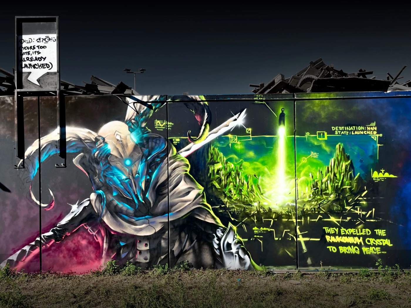 Hela kapitel 5 av The Raukonium Saga, en graffitimålning på ett byggplank i Visby med en utomjordisk ledare och en kristalluppskjutning. Full view of chapter 5 of The Raukonium Saga, a spray paint mural on a construction hoarding in Visby with an alien leader and a crystal launch.