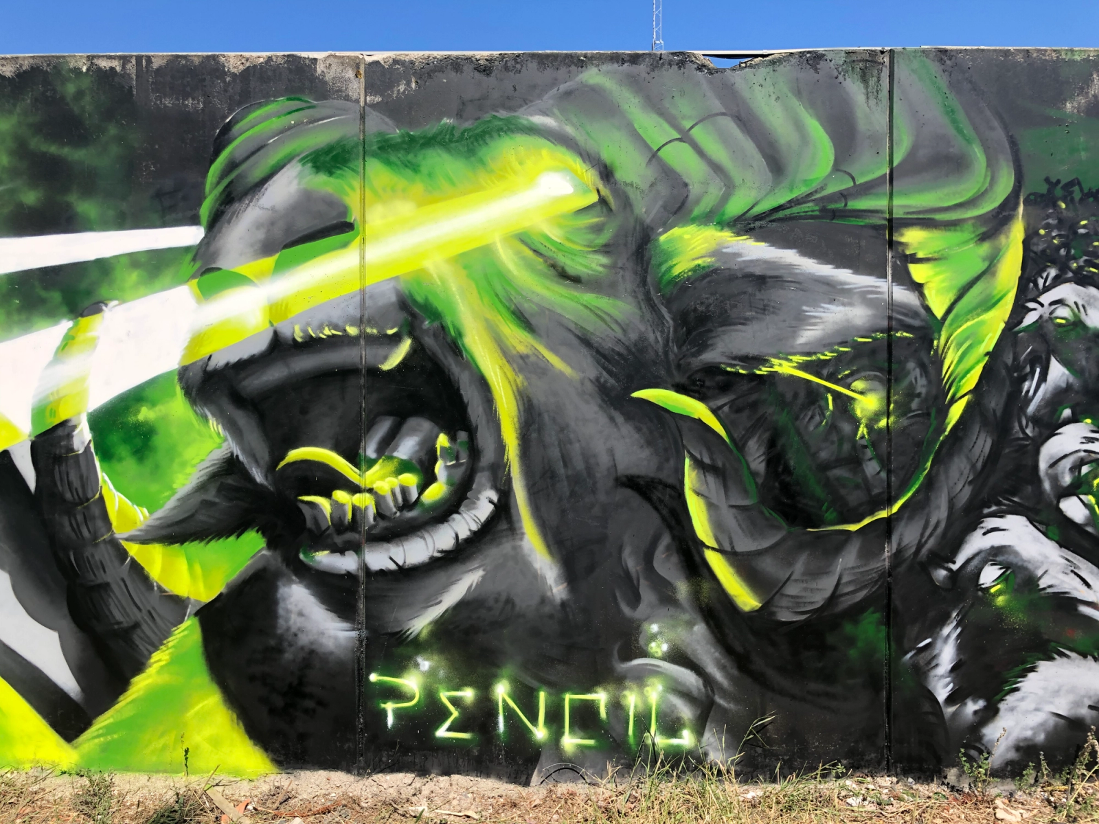 Graffitimålning av en lasergeit med lysande gröna ögon och en get-hord, slutstriden i The Raukonium Saga i Visby av Spraya. Graffiti mural of a laser goat with glowing green eyes and a goat horde, the final battle of The Raukonium Saga in Visby by Spraya.