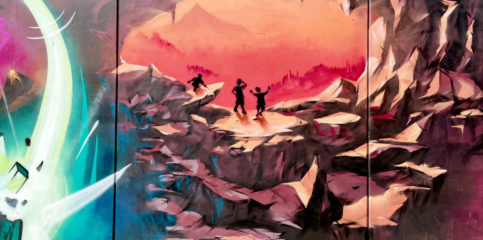 Tre pojkar i siluett i ett rött grottlandskap, upptäckten av Lummelundagrottan i Raukonium-målningen i Visby. Three boys silhouetted in a red cave landscape, the discovery of the Lummelunda caves in The Raukonium Saga mural in Visby.