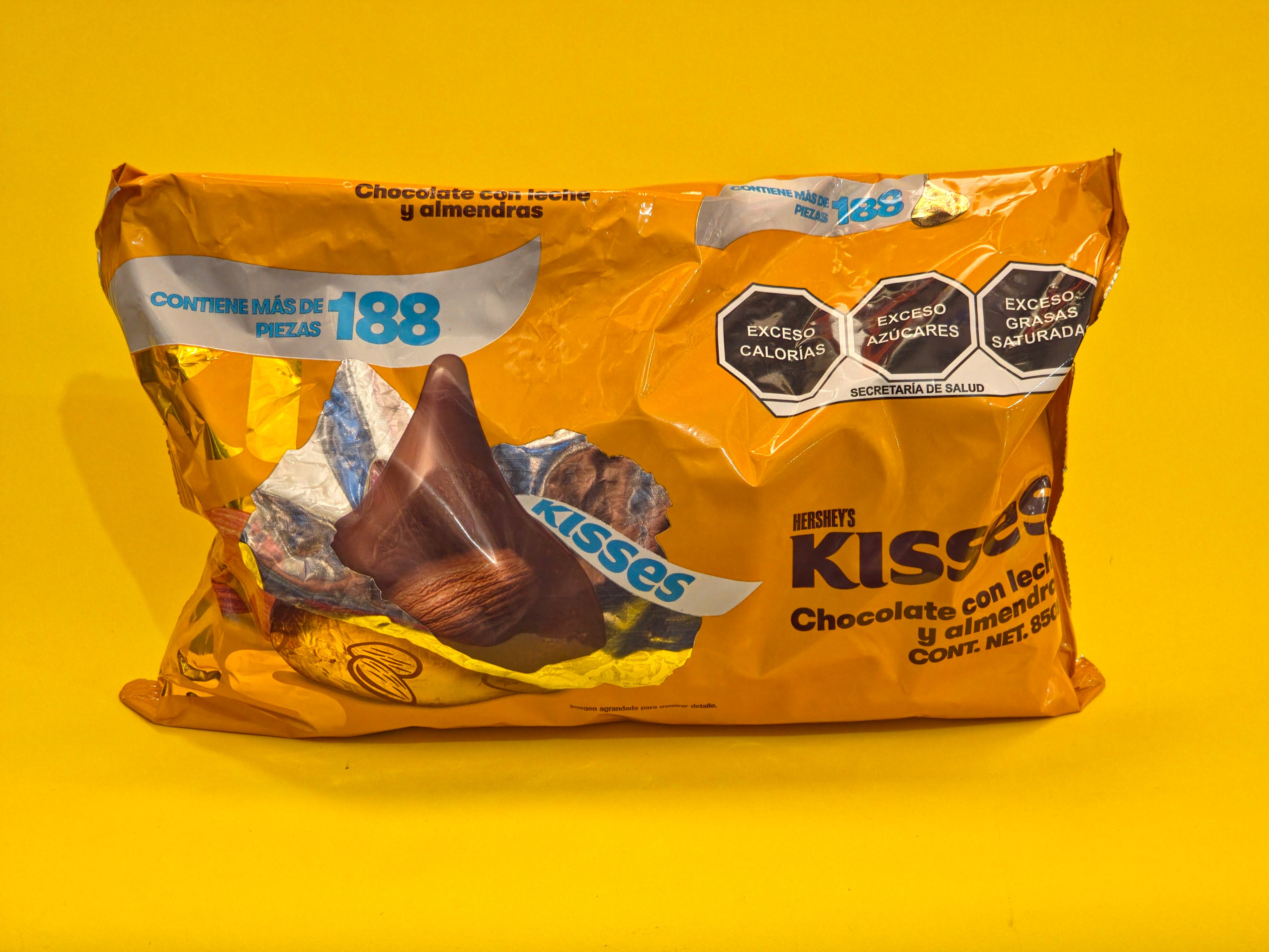 CHOC. KISS ALMENDRA BSA 850GRMS
