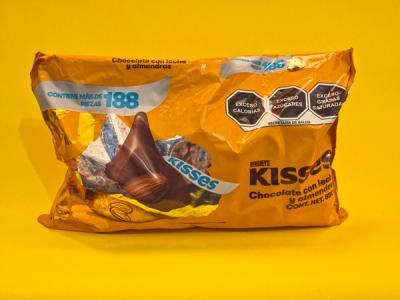 CHOC. KISS ALMENDRA BSA 850GRMS