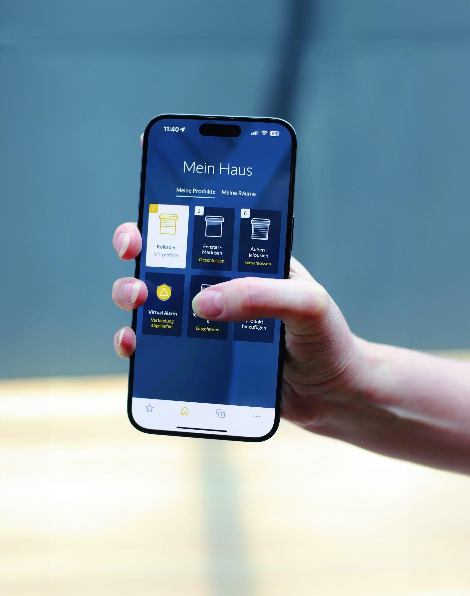 Smartphone mit der Somfy-TaHoma-App zur Steuerung von Rollläden, Markisen und Raffstoren