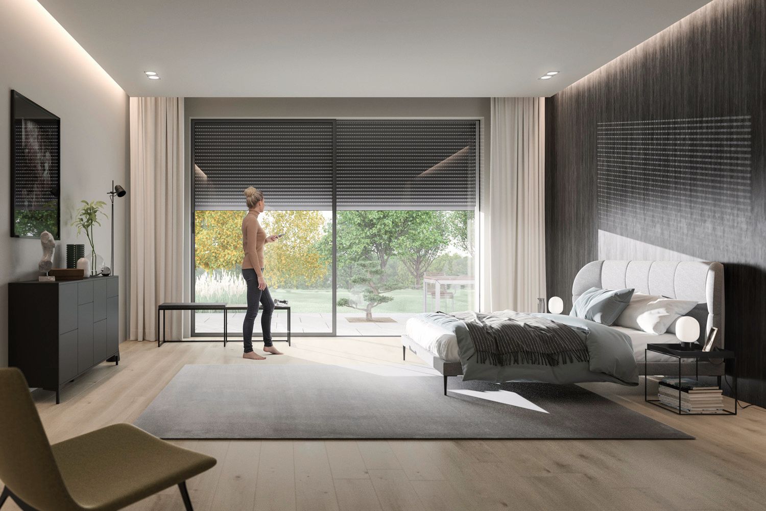 Modernes Schlafzimmer mit großer Glasfront und grauem Aluminium-Rollladen, den eine Frau per Fernbedienung steuert