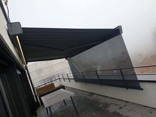 Anthrazit Markise mit LED-Beleuchtung und Screen-Volant auf Dachterrasse