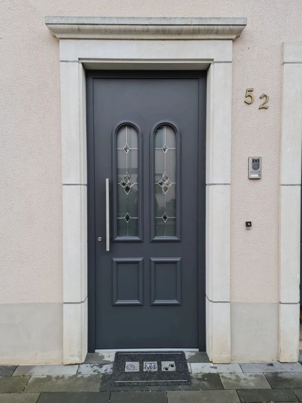 Anthrazit Haustür im klassischen Stil mit zwei Rundbogen-Facettengläsern und Kassettenfüllungen