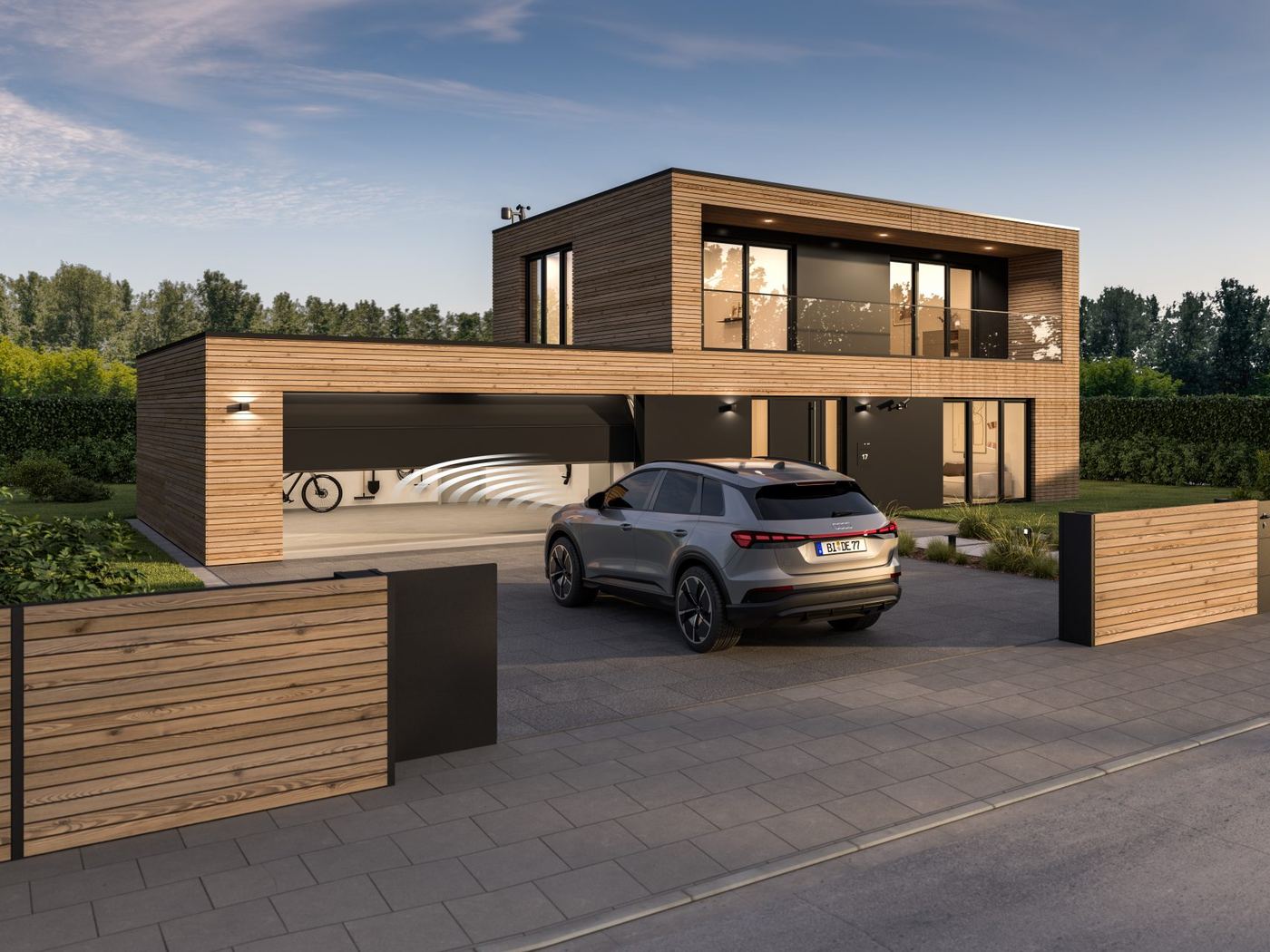 Hörmann-Sektionaltor in Anthrazit RAL 7016, das sich per Fernbedienung vor einem Auto öffnet, an einem Haus mit Holzfassade