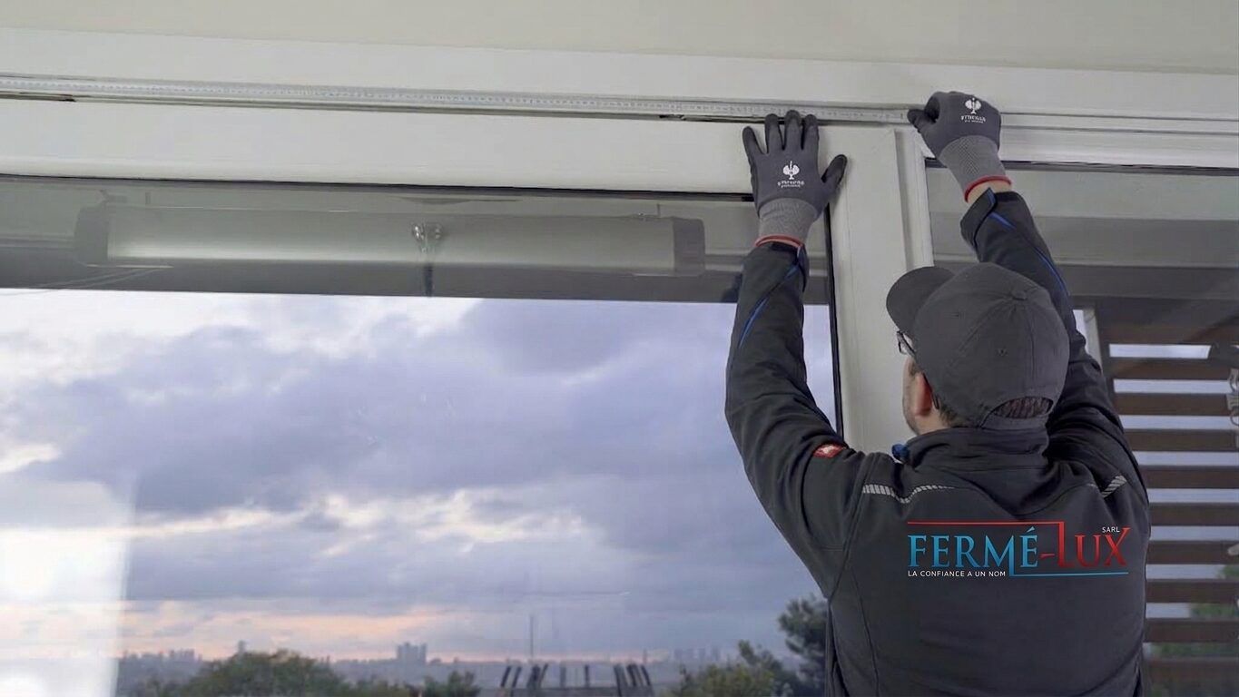 Fermé-Lux-Techniker prüft die obere Laufschiene einer Schiebe-Fenstertür