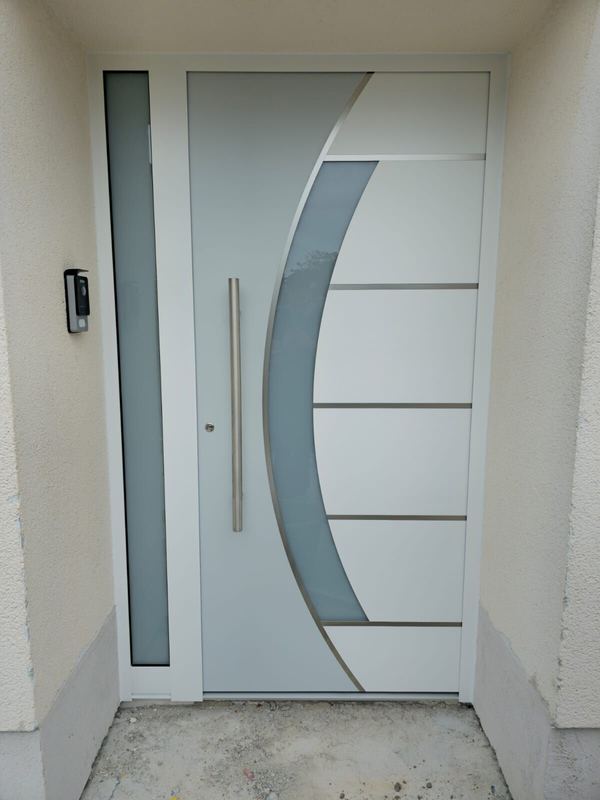Hellgraue Haustür mit geschwungenem Satinatoglas, Edelstahl-Lisenen und Seitenteil, Videosprechanlage