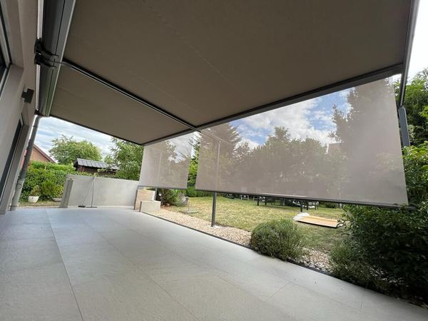 Markise mit zwei heruntergelassenen Senkrechtmarkisen zum Garten, Blick darunter