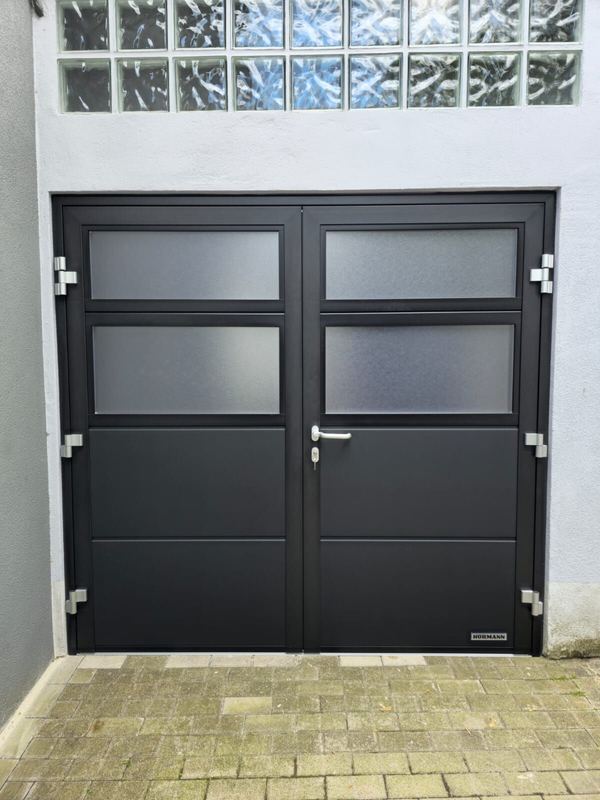 Anthrazitfarbenes zweiflügeliges Hörmann-Drehtor für die Garage mit Milchglasfeldern