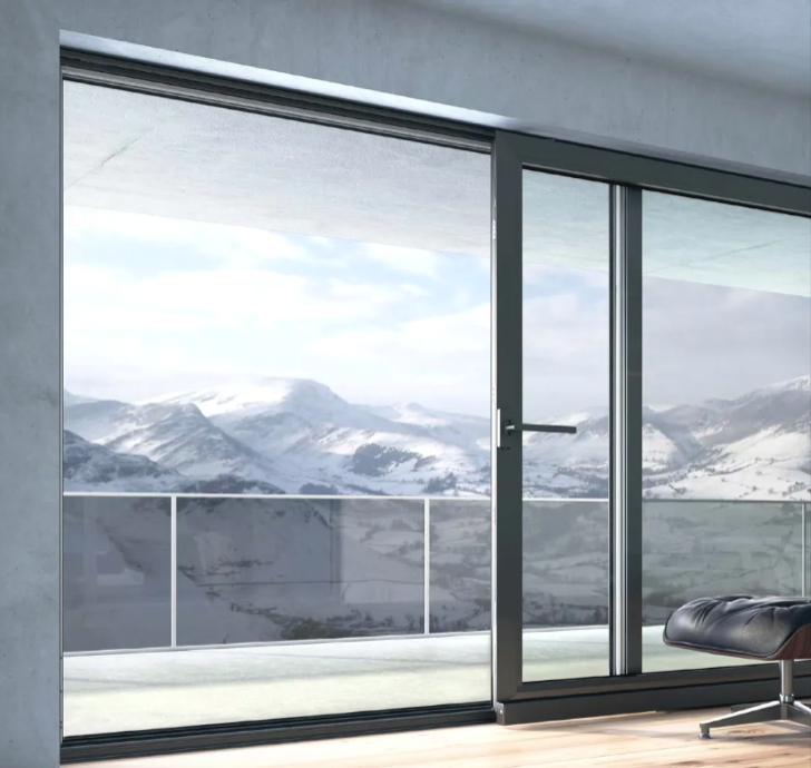 Anthrazitfarbene Aluminium-Schiebetür zu einem verglasten Balkon mit Blick auf verschneite Berge