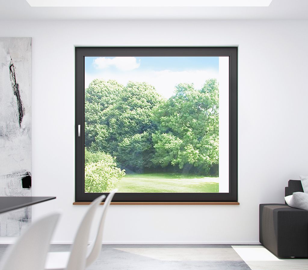 Anthrazitgraues Aluminiumfenster mit schmalen Profilen in einem weißen Wohnraum, Blick ins Grüne