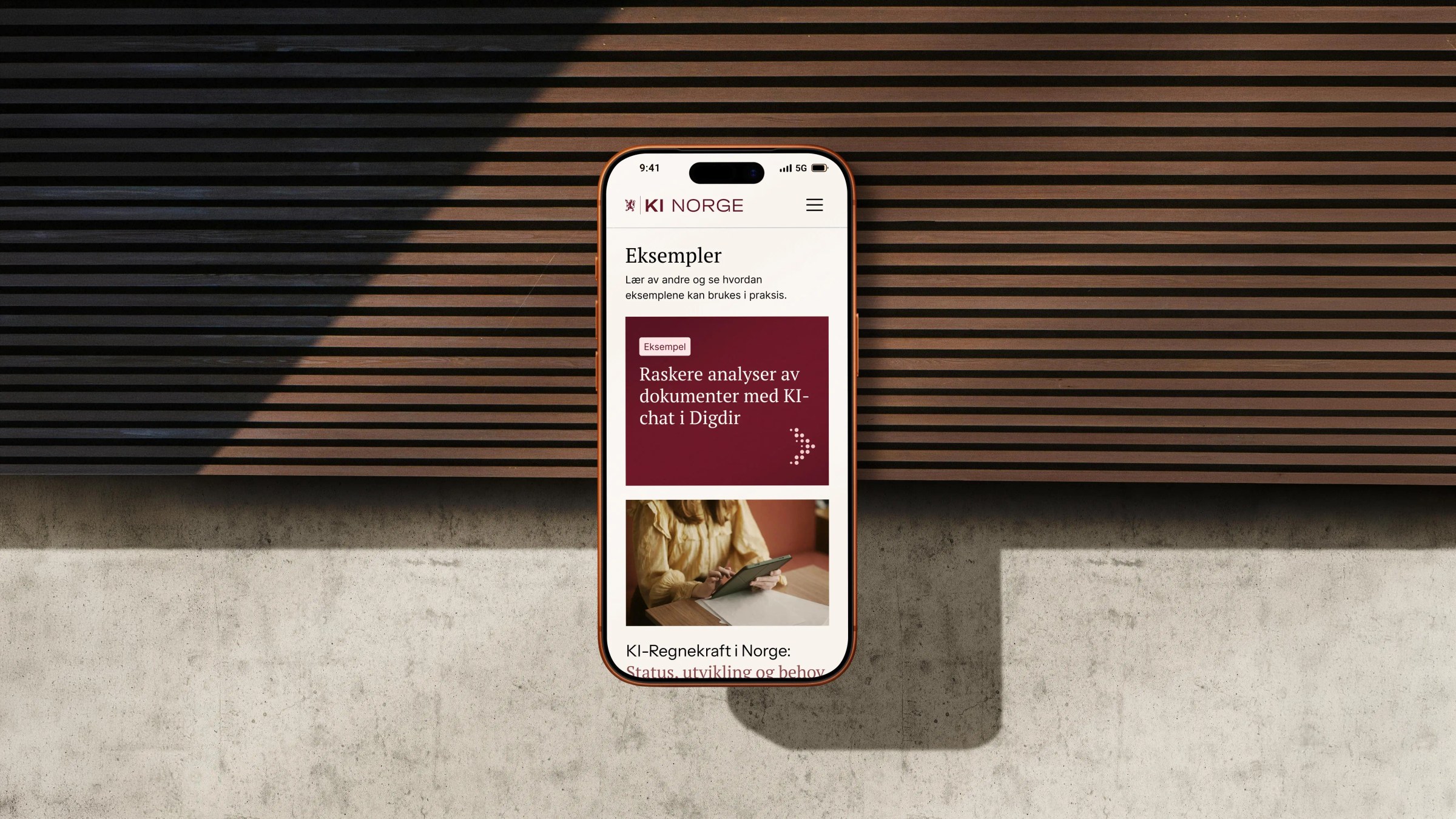 Bilde av en person som navigerer på KI Norge på mobil.