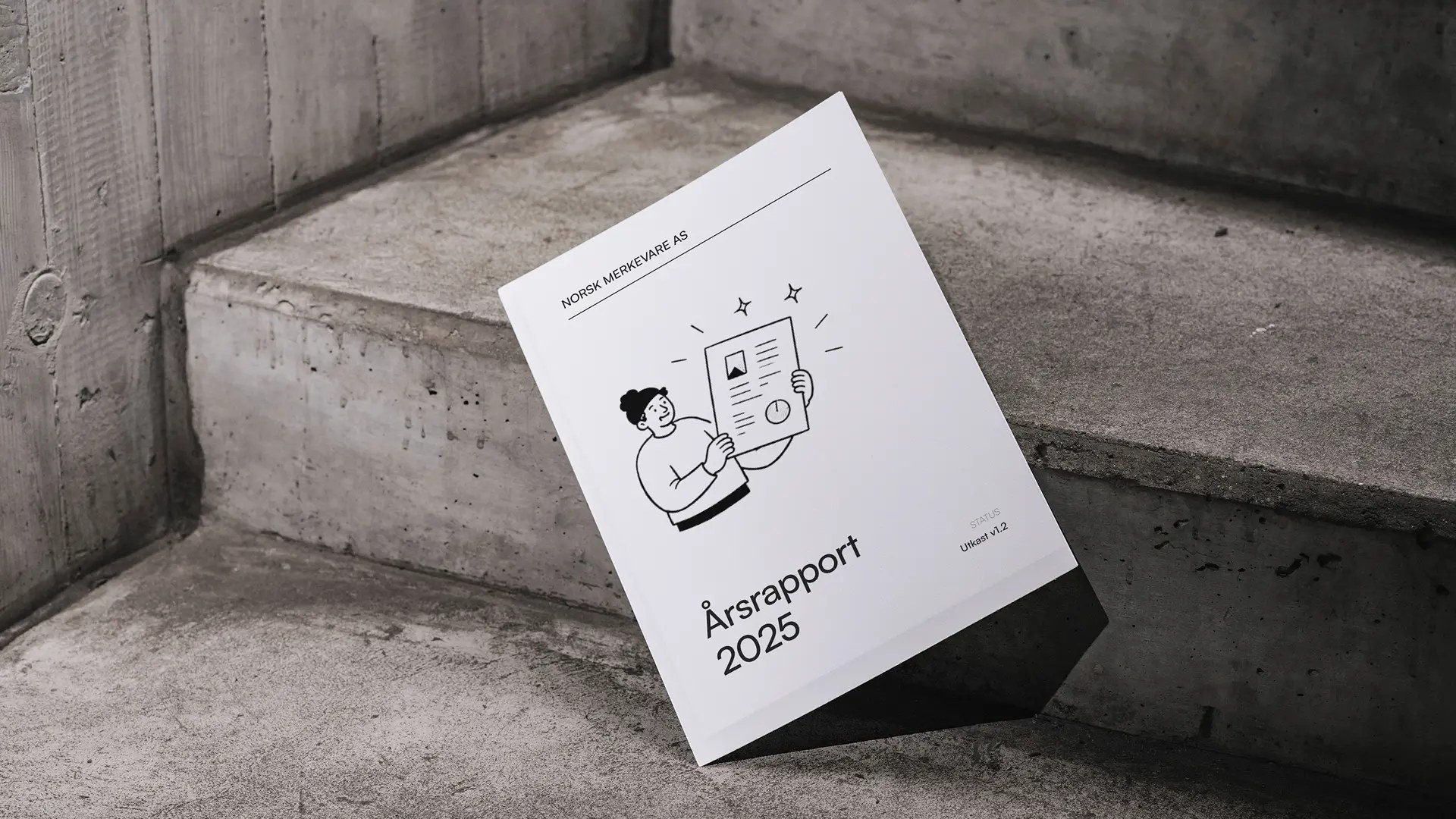 Årsrapport 2025 for Norsk Merkevare AS som trykt dokument på en betongtrapp.