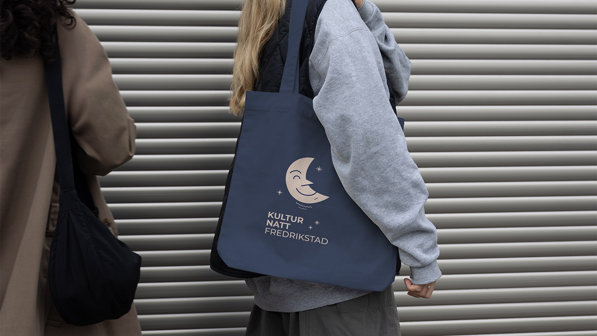 En person med Kulturnatt-totebag.