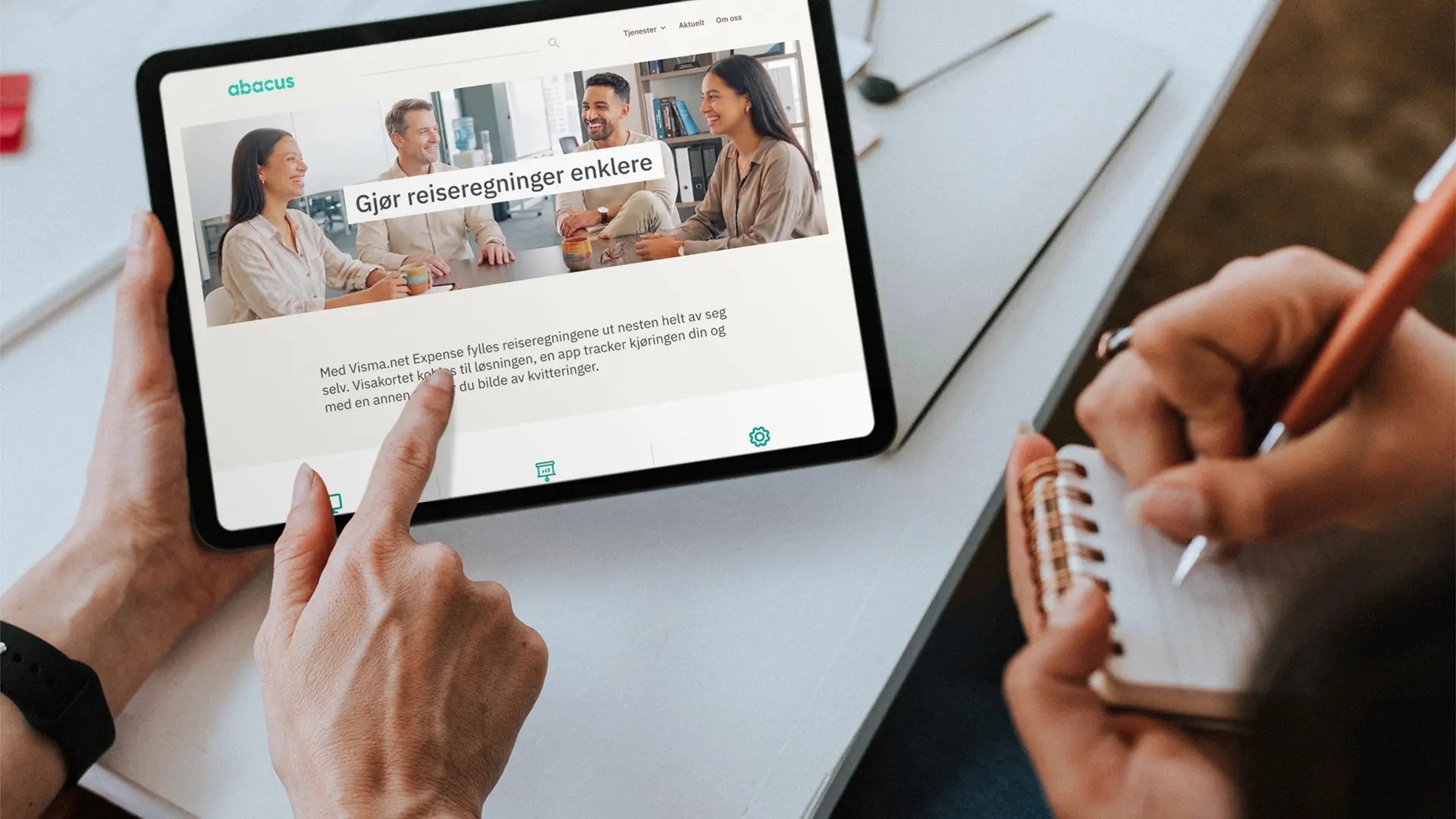 Bilde av en person som viser en annen person Abacus sin nettside på et nettbrett.