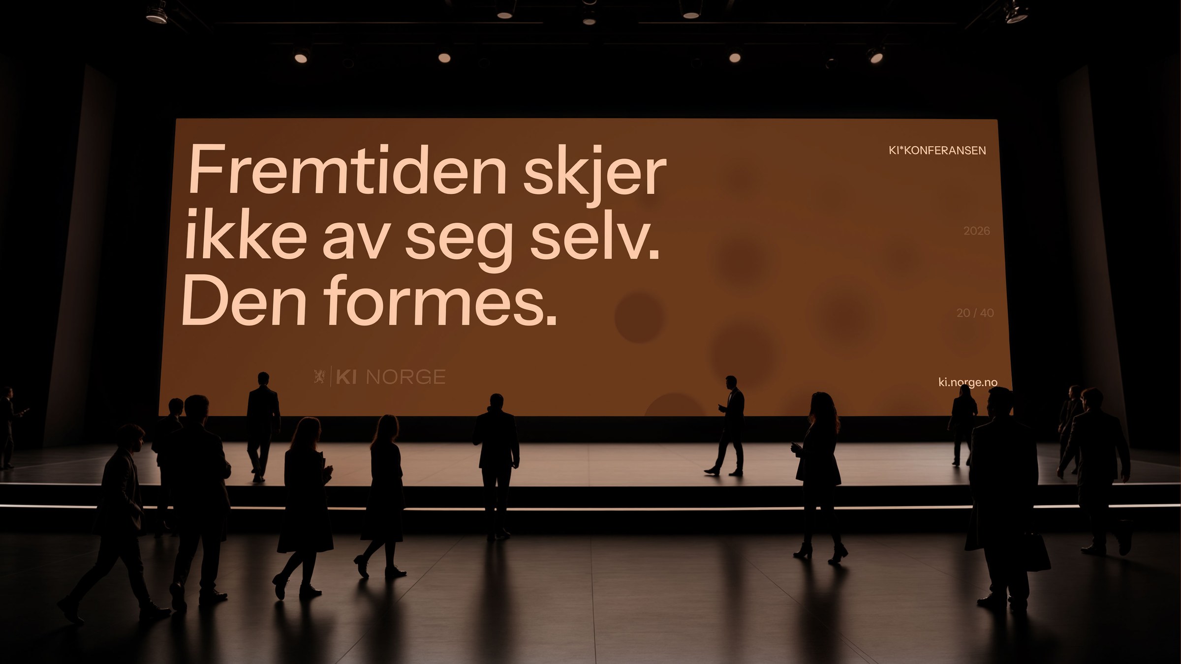 Konferansescene med stor KI Norge-skjerm og budskapet «Fremtiden skjer ikke av seg selv. Den formes.» foran silhuetter av mennesker.