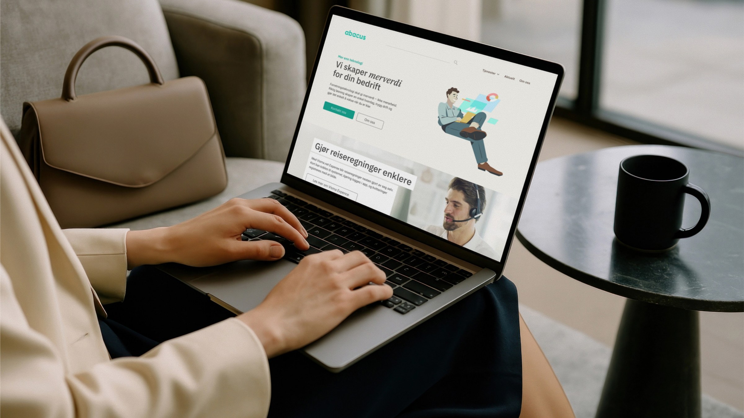 Bilde av en person med en laptop som ser på Abacus sin forside.