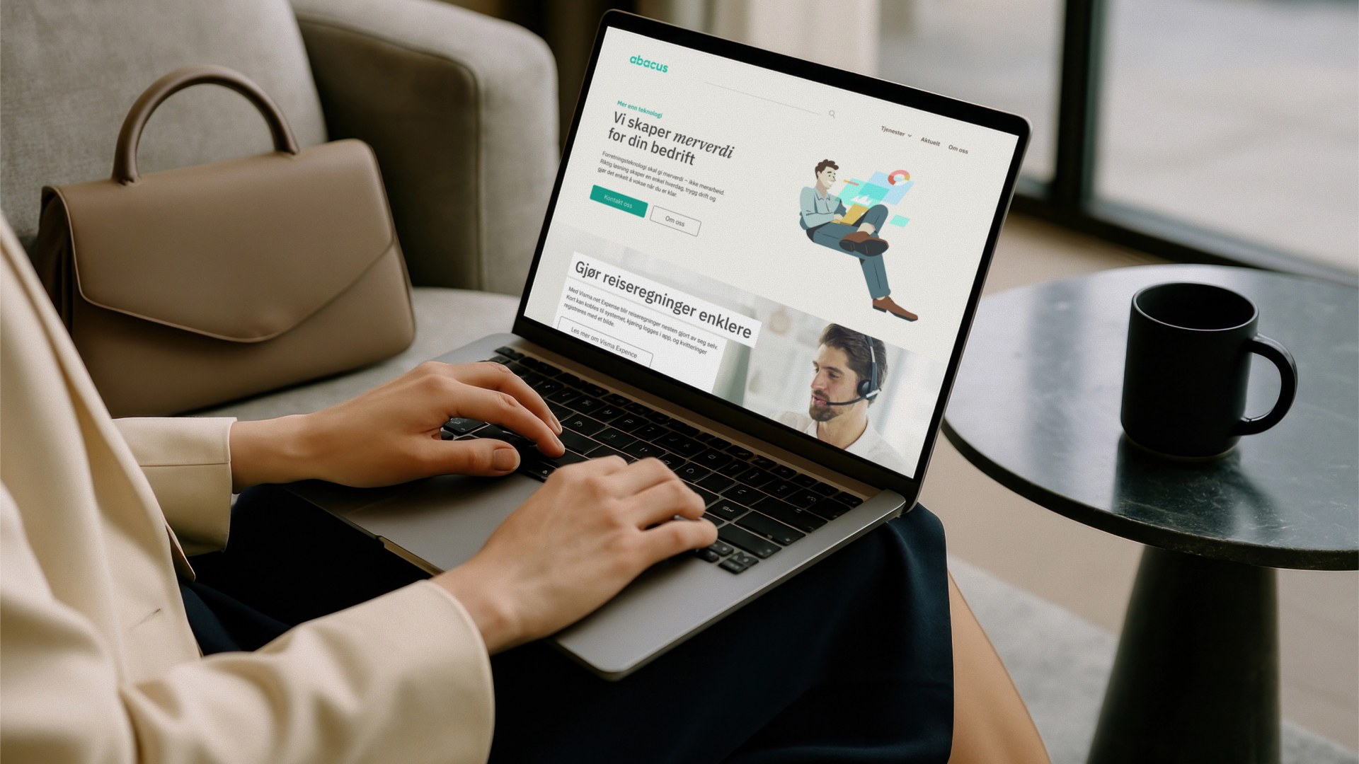 Bilde av en person med en laptop som ser på Abacus sin forside.