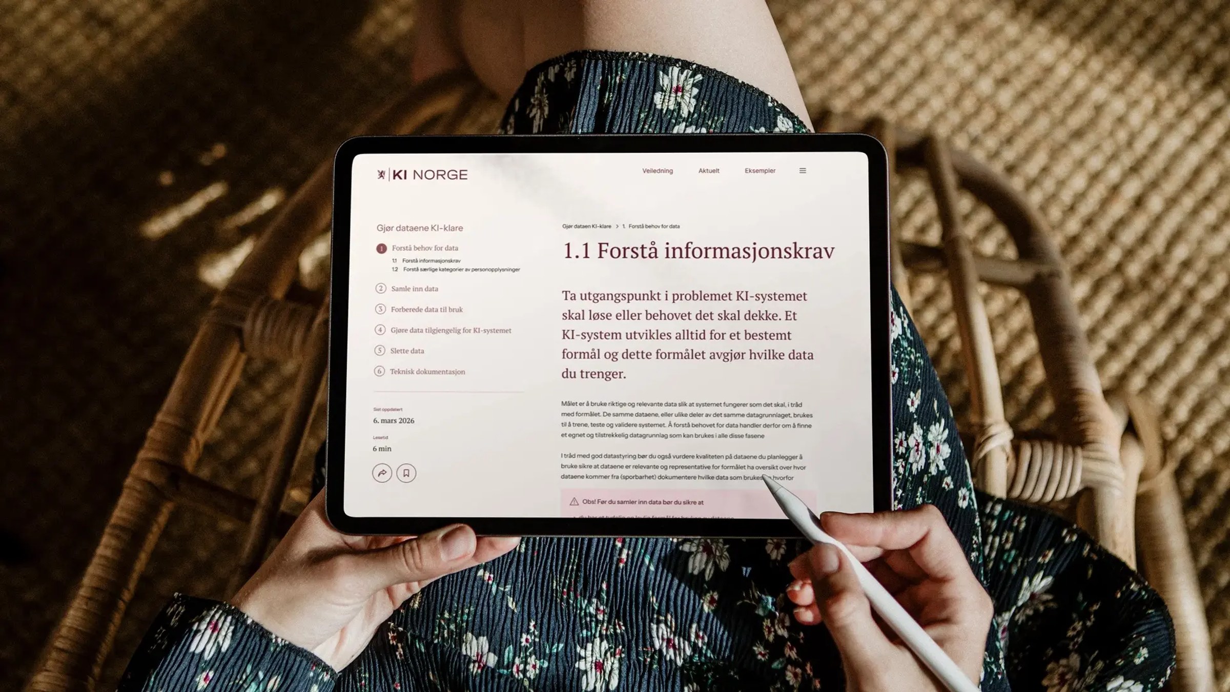En person som leser en artikkel på KI Norge