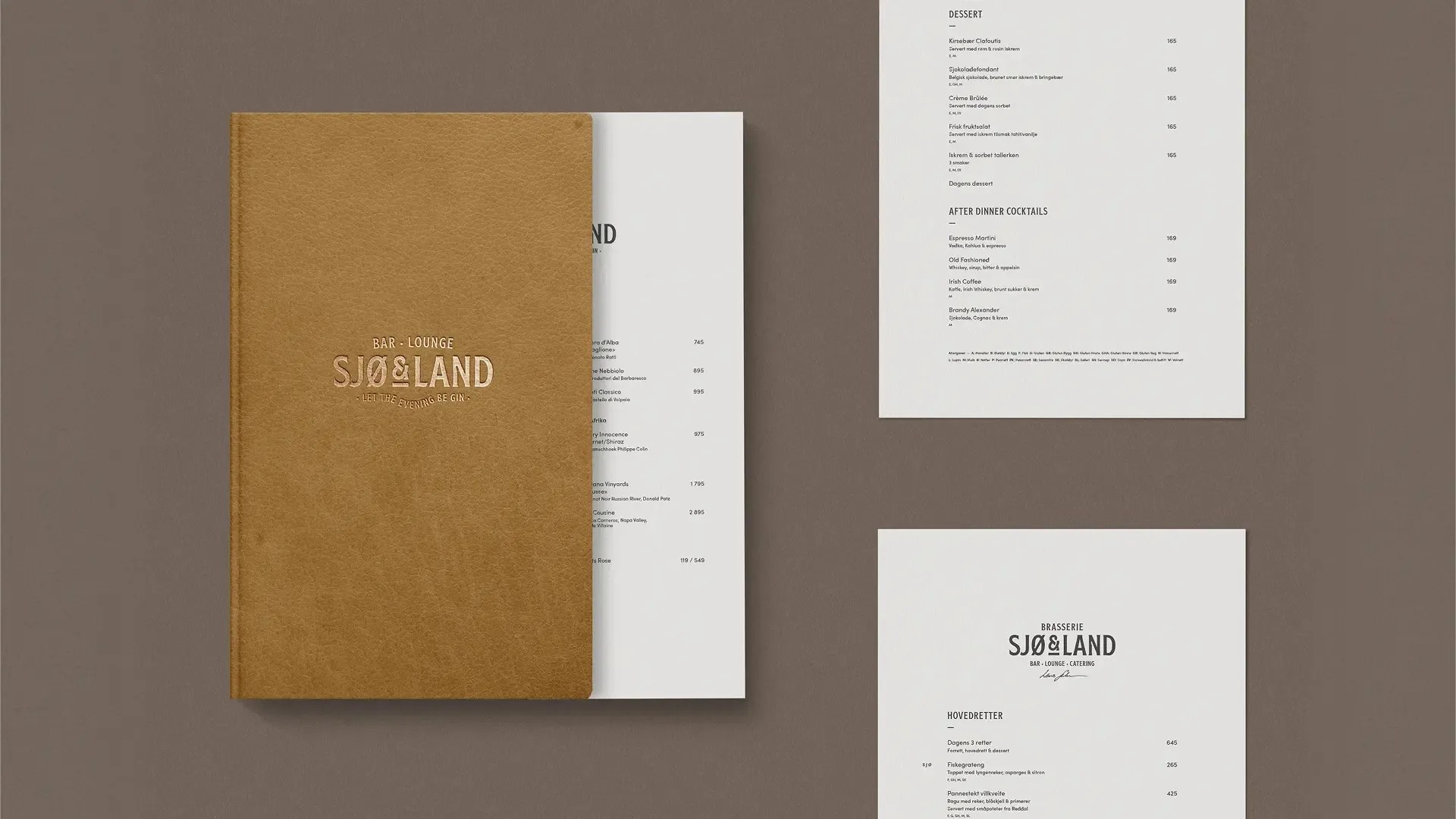 Menykart for Brasserie Sjø & Land med skinnperm og preget gullogo, ved siden av sider med dessert og hovedretter.