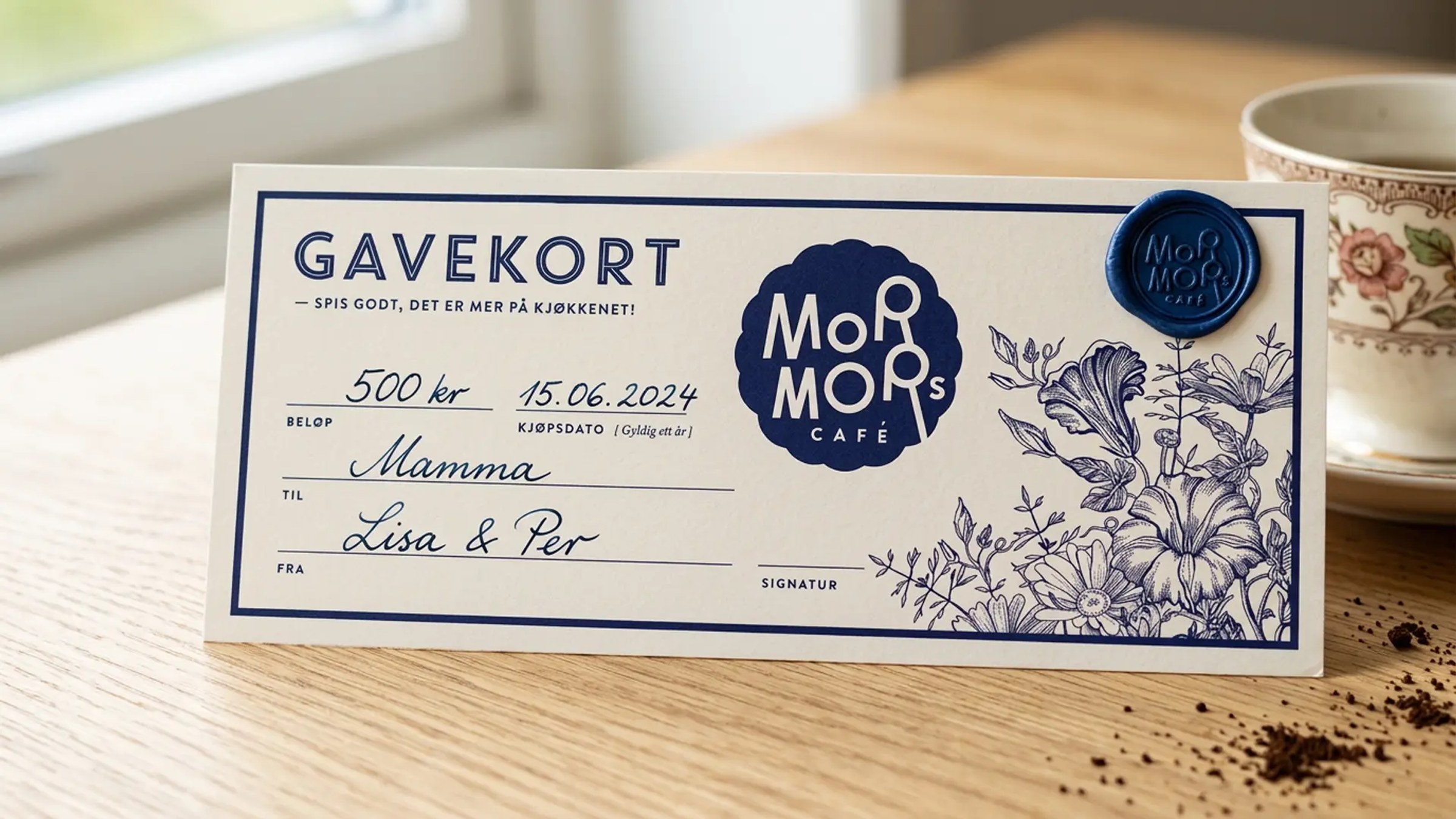 Et gavekort fra «Mormors kafé» til Mamma, fylt ut med dato og beløp, dekorert med blomsterillustrasjoner og et blått vokssegl.